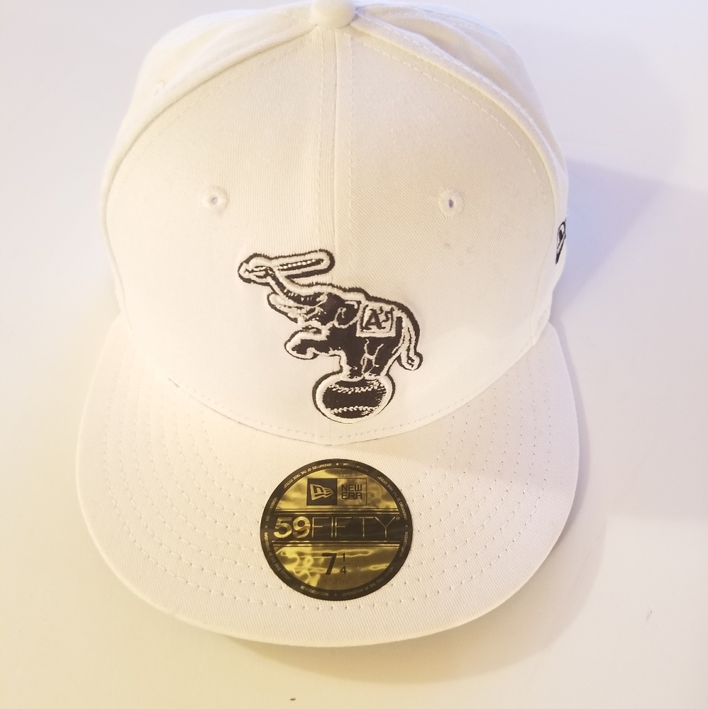 Oakland Athletics white fitted cap 7 1/4